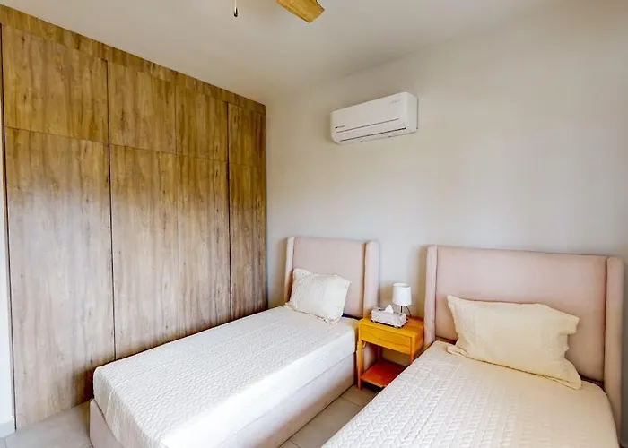 Gorgeous Dog-friendly With Balcony, Open Layout, Heated Pool, & Ac Сasa de vacaciones Cabo San Lucas